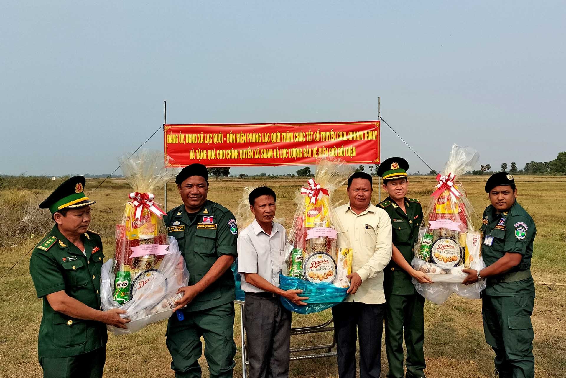 Đồn Biên phòng Lạc Quới chúc Tết Chol Chnam Thmay và tặng quà cho chính quyền, lực lượng bảo vệ biên giới Campuchia. (Ảnh: Chiến Khu)