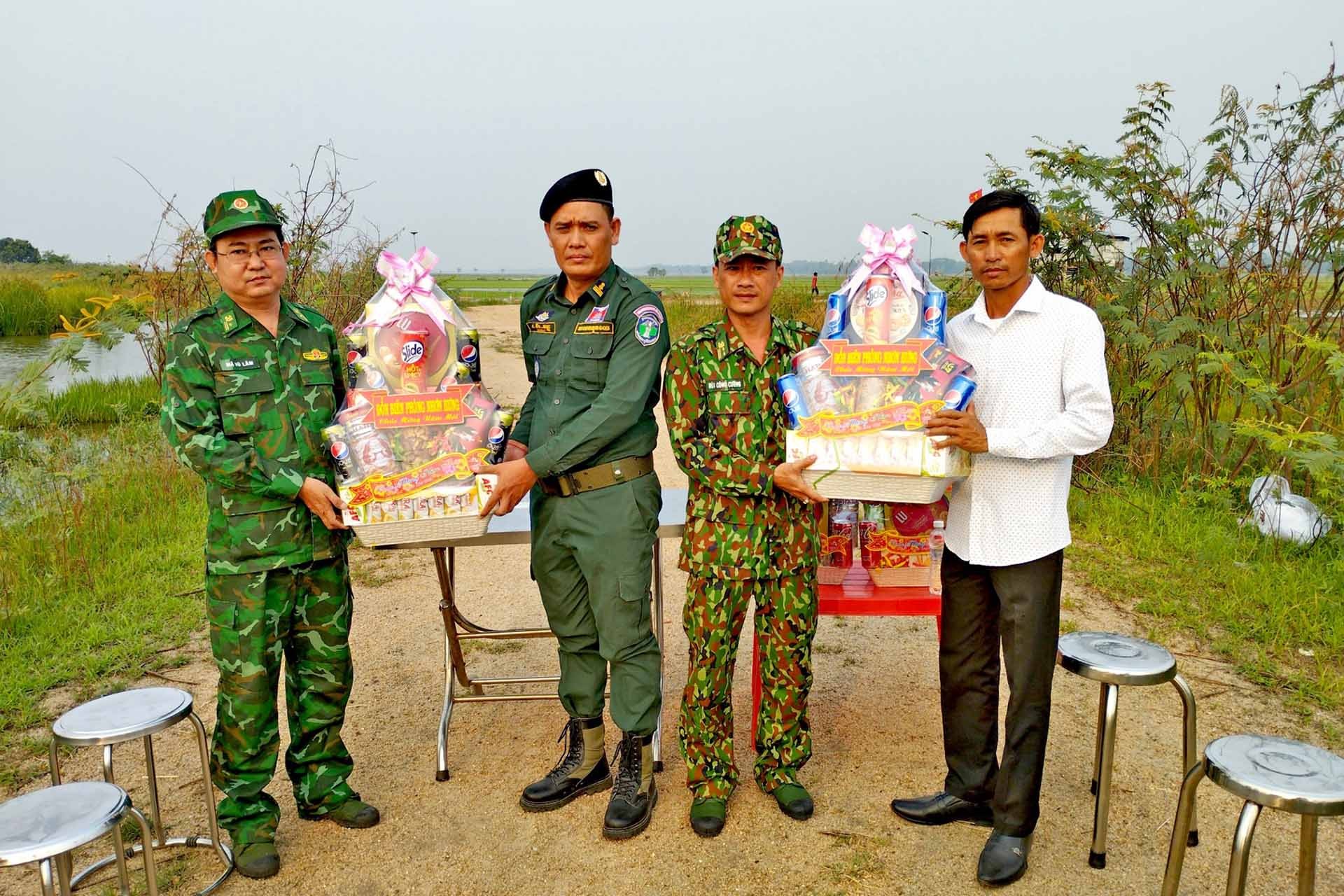 Đồn Biên phòng Nhơn Hưng chúc Tết, tặng quà cho chính quyền, lực lượng bảo vệ biên giới Campuchia. (Ảnh: Chiến Khu)