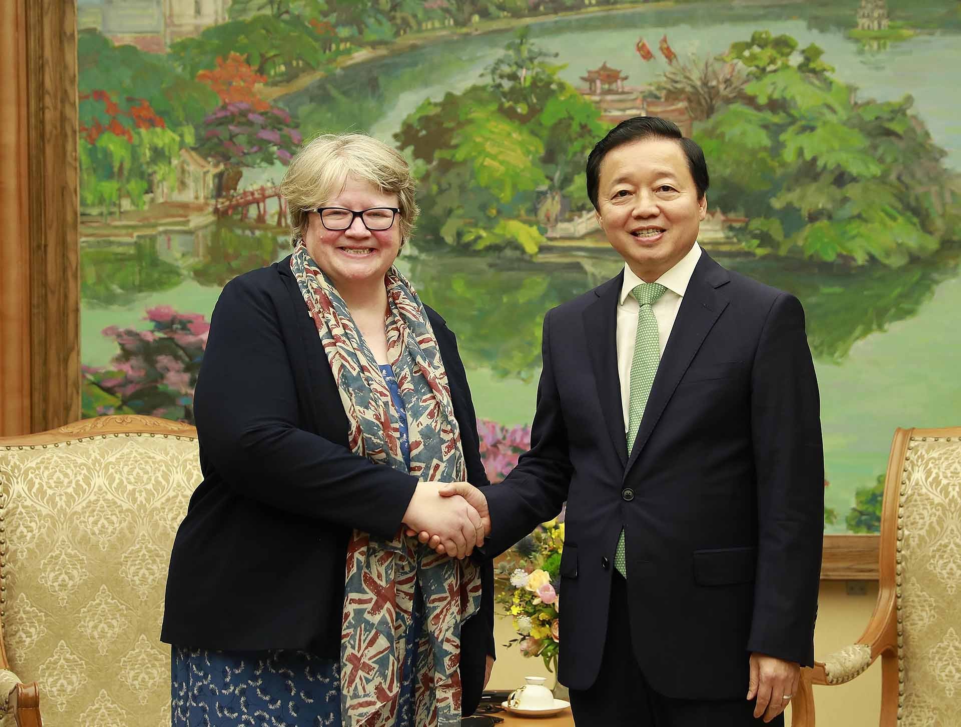 Phó Thủ tướng Trần Hồng Hà tiếp bà Thérèse Coffey, Bộ trưởng Bộ Môi trường, Thực phẩm và các vấn đề nông thôn Vương quốc Anh. (Nguồn: TTXVN)