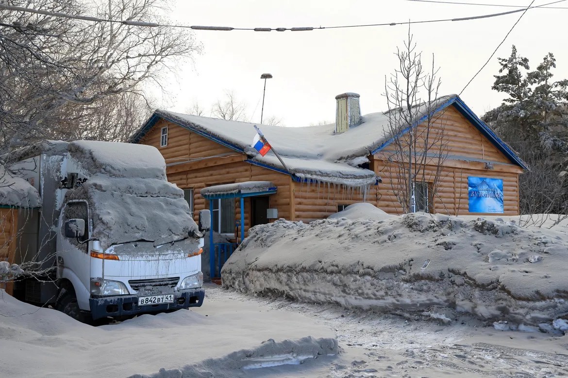 Tro bụi núi lửa bao phủ mặt đất và những ngôi nhà sau khi núi lửa Shiveluch phun trào ở làng Klyuchi trên bán đảo Kamchatka, Nga. [Yury Demyanchuk/Ảnh AP]