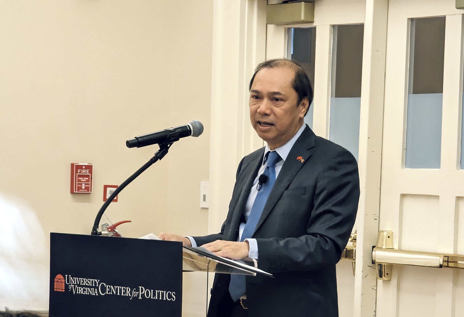 Đại sứ Nguyễn Quốc Dũng nói chuyện với các Giáo sư và sinh viên Đại học Virginia, tiểu bang Virginia, Hoa Kỳ.