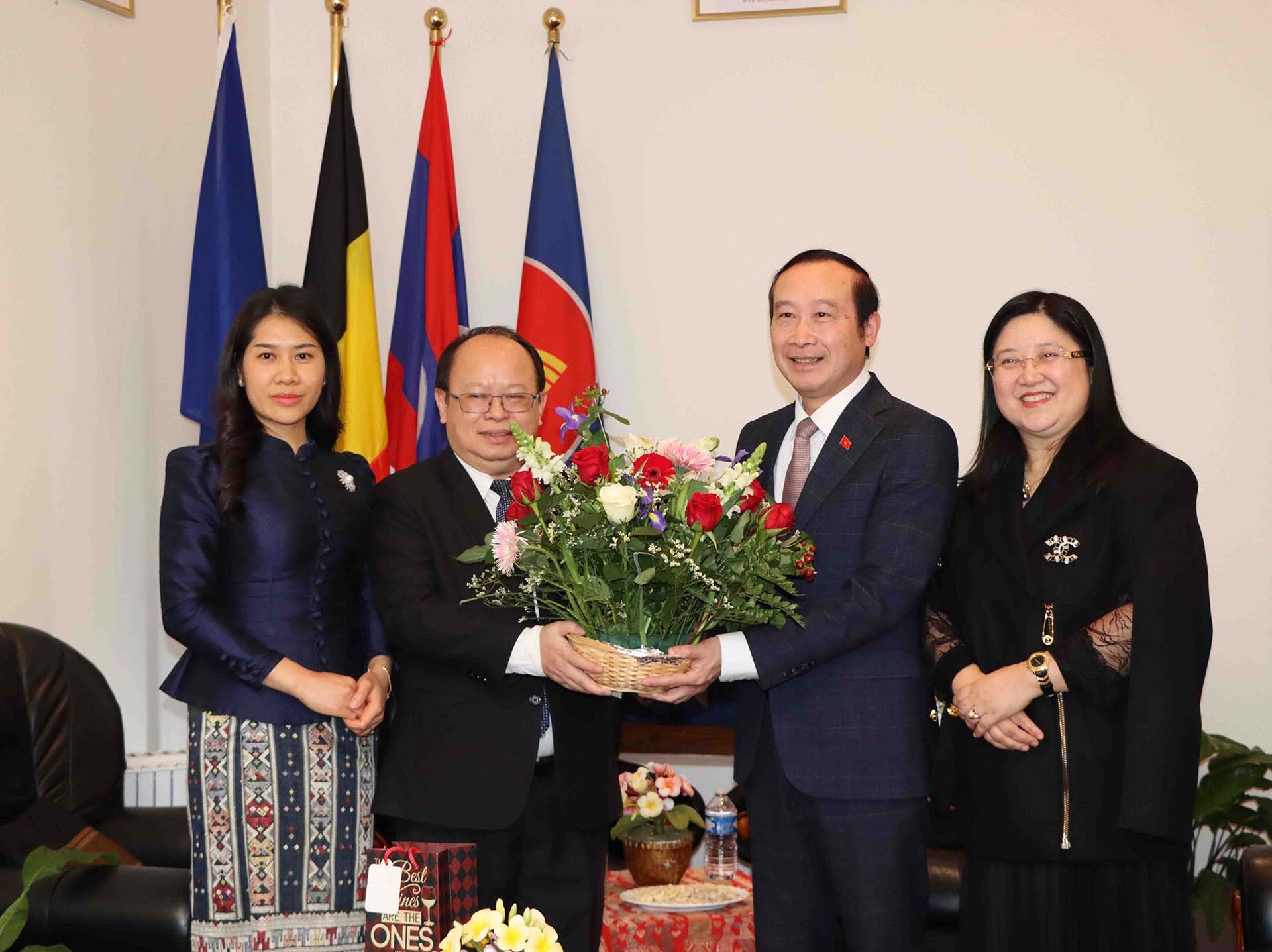 Đại sứ Nguyễn Văn Thảo chúc mừng Tết cổ truyền Bun Pi May của Lào.