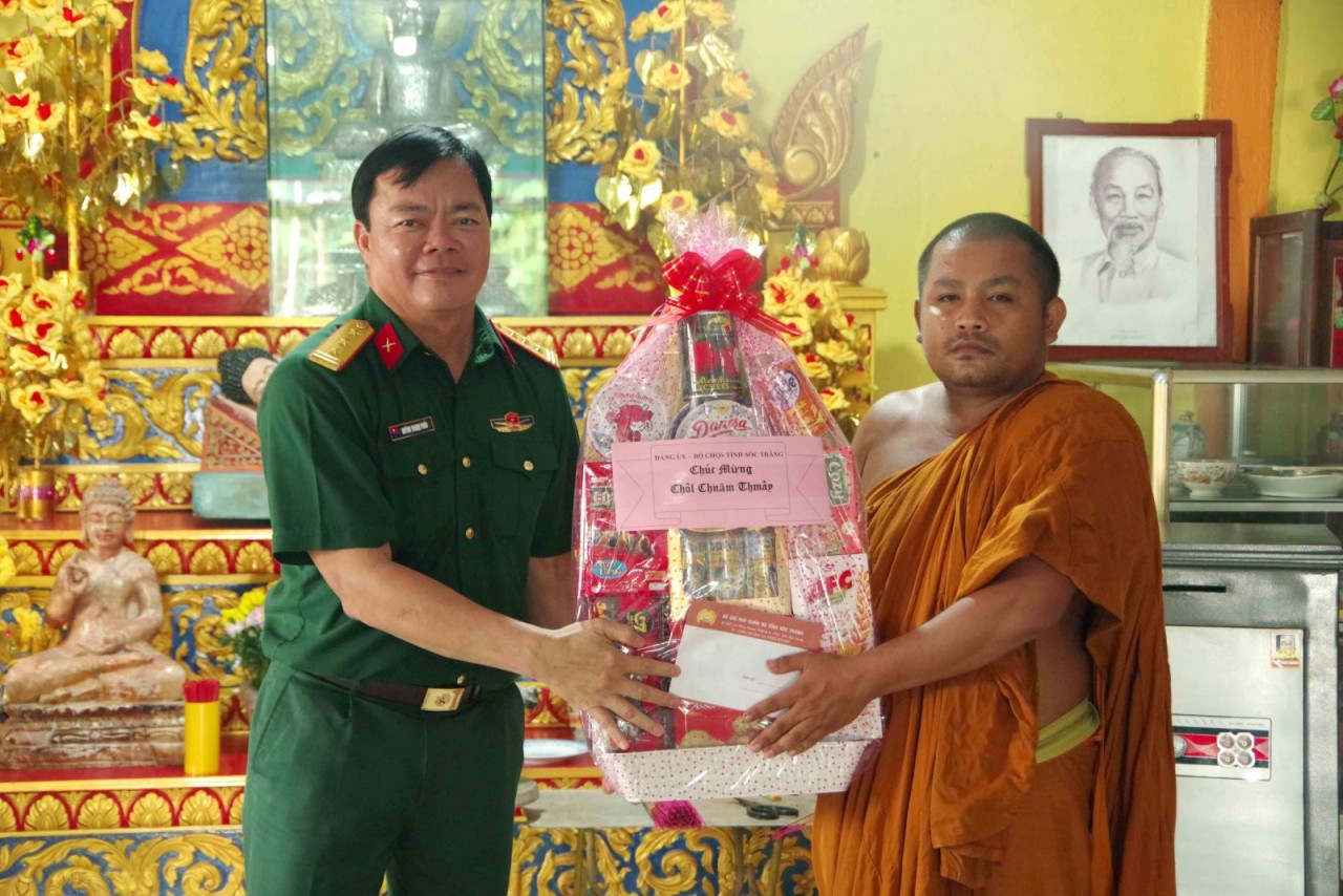 Thượng tá Huỳnh Thanh Phúc – Phó Chỉ huy trưởng Bộ Chỉ huy Quân sự tỉnh tặng quà chùa Chén Kiểu, xã Đại Tâm, huyện Mỹ Xuyên.
