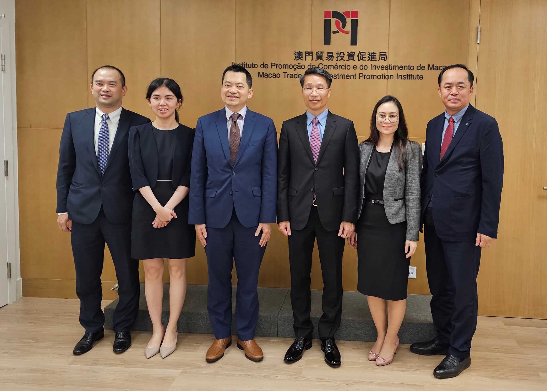 Đoàn Công tác chụp cùng Chủ tịch Viện xúc tiến thương mại đầu tư Macao Vincent U.