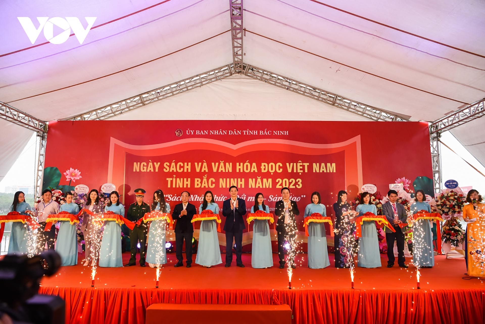 Ông Vương Quốc Tuấn Phó Chủ tịch UBND tỉnh Bắc Ninh cùng các đại biểu dự hội nghị cắt băng khai mạc Ngày Sách và Văn hóa đọc Việt Nam năm 2023. (Nguồn: VOV)