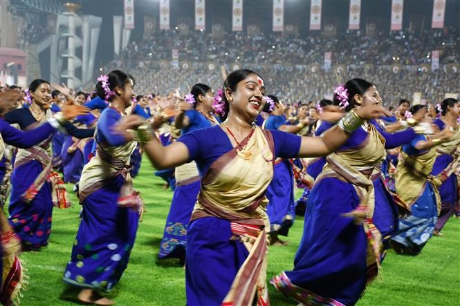 Các nghệ sĩ trình diễn vũ điệu Bihu truyền thống tại Assam, Ấn Độ, ngày 13/4/2023. (Nguồn: THX/TTXVN)