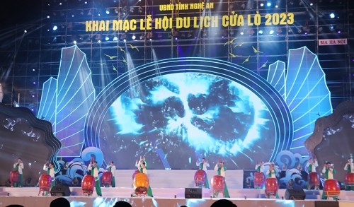 Chương trình ca nhạc tại lễ khai mạc Lễ hội du lịch Cửa Lò 2023. (Nguồn: nghean.gov.vn)