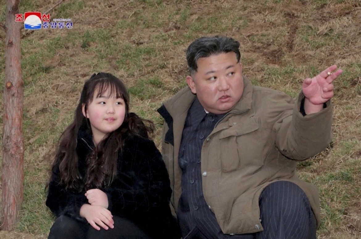 Nhà lãnh đạo Triều Tiên Kim Jong Un giám sát buổi thử tên lửa Hwasong 18 cùng vợ và con gái
