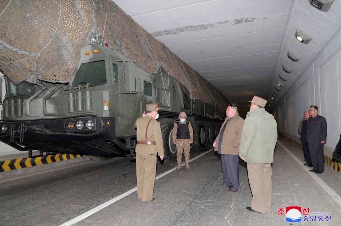 Nhà lãnh đạo Triều Tiên Kim Jong Un giám sát buổi thử tên lửa Hwasong 18 cùng vợ và con gái