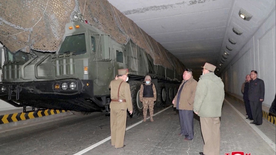 Chủ tịch Triều Tiên Kim Jong Un thị sát nhà máy vũ khí, trực tiếp đưa ra nhiều chỉ thị mới