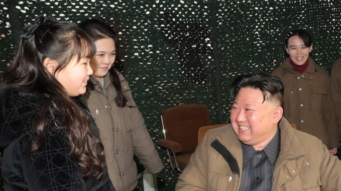 Nhà lãnh đạo Triều Tiên Kim Jong Un giám sát buổi phóng thử tên lửa Hwasong-18 cùng vợ và con gái