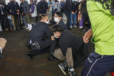 Bất bình vụ ném bom khói, Thủ tướng Nhật Bản: 'Không bao giờ có thể dung thứ'