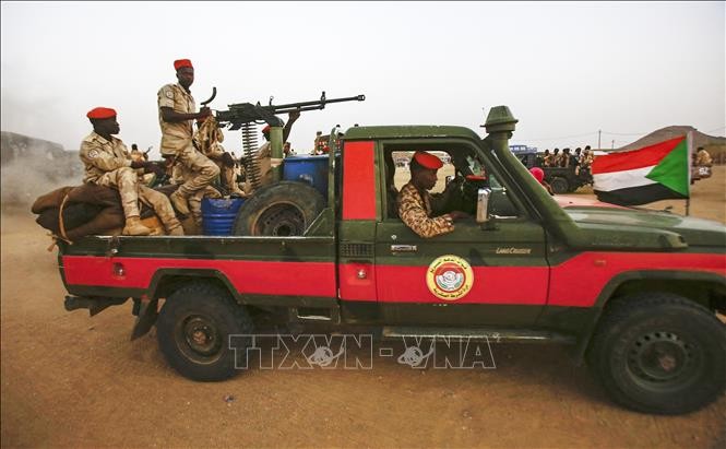 Các thành viên Lực lượng hỗ trợ nhanh (RSF) tuần tra tại làng Qarri, cách thủ đô Khartoum của Sudan 90km về phía bắc. Ảnh tư liệu: AFP/TTXVN