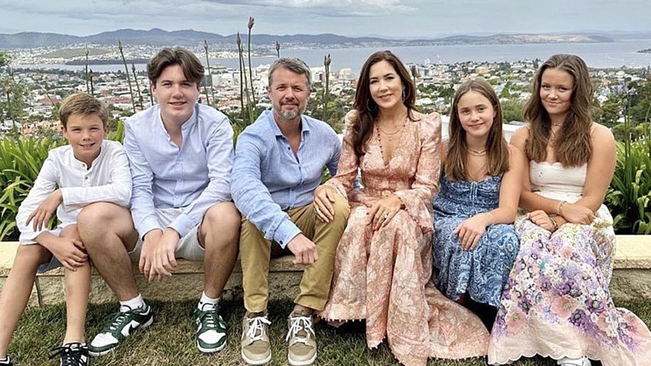 Vợ chồng Thái tử Frederick và Công nương Mary và 4 người con: Christian, 17 tuổi, Isabella, 15 tuổi và cặp song sinh Vincent và Josephine, 11 tuổi tại Tasmania vào Giáng sinh năm 2022. (Nguồn: Instagram)