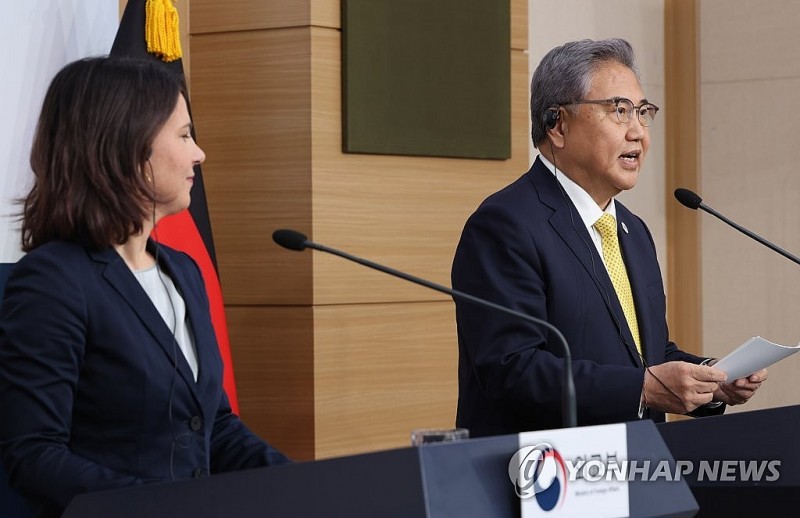 Ngoại trưởng Hàn Quốc Park Jin và người đồng cấp Đức Annalena Baerbock hội đàm tại Seoul ngày 15/4.2023. (Nguồn: Yonhap)
