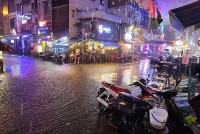 TP. Hồ Chí Minh: Cơn mưa trái mùa, nhiều tuyến phố ngập; dự báo ngày nắng nóng sẽ tiếp tục