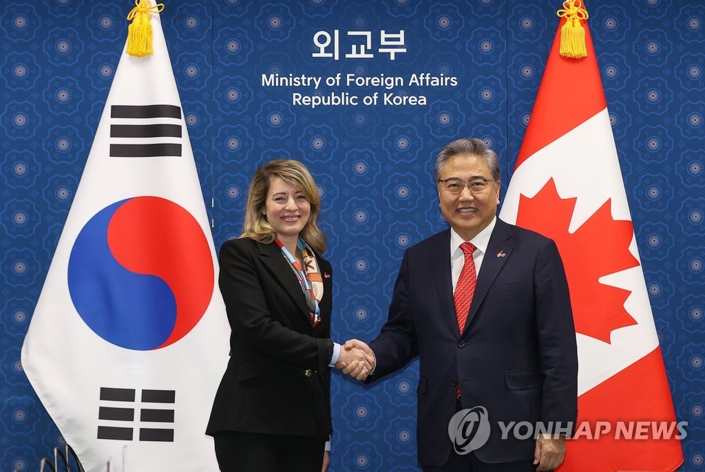 Ngoại trưởng Hàn Quốc Park Jin và người đồng cấp Canada Melanie Joly trước khi bắt đầu hội đàm tại thủ đô Seoul ngày 15/4. (Nguồn: Yonhap)