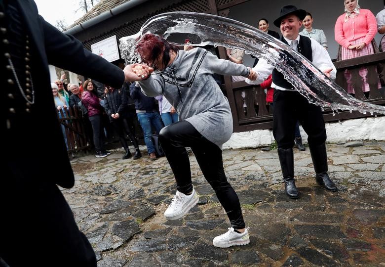 Người phụ nữ phản ứng khi bị tạt nước trong lễ Phục sinh truyền thống ở Holloko, Hungary, ngày 10/4. (Nguồn: Reuters)