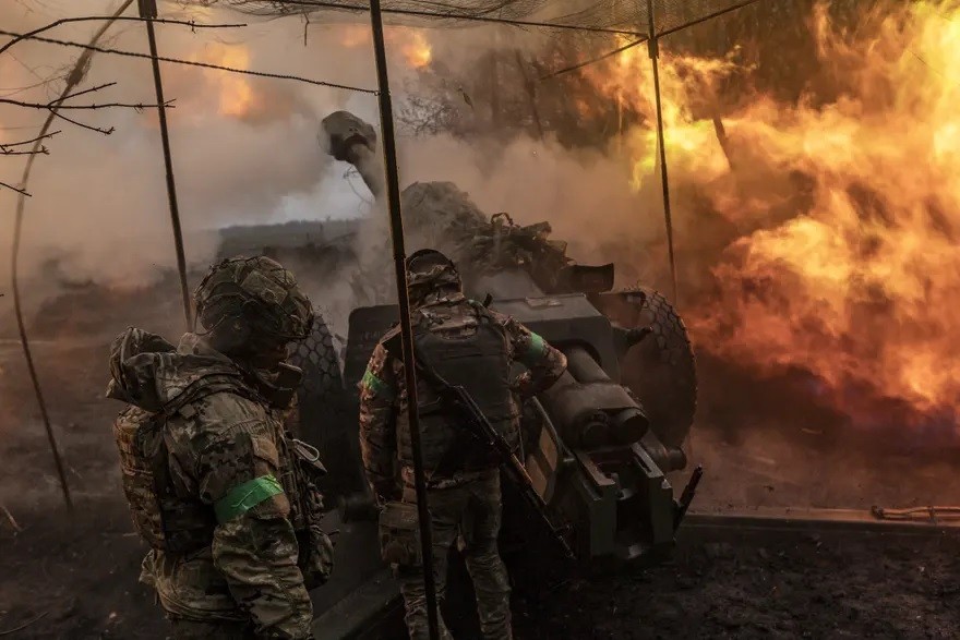 Các binh sĩ Ukraine thuộc Lữ đoàn 80 nã pháo về hướng Bakhmut ở Donetsk. Tuần qua, Nga đã siết chặt luật nghĩa vụ quân sự trước một cuộc phản công được dự đoán của Ukraine. (Nguồn: Getty)