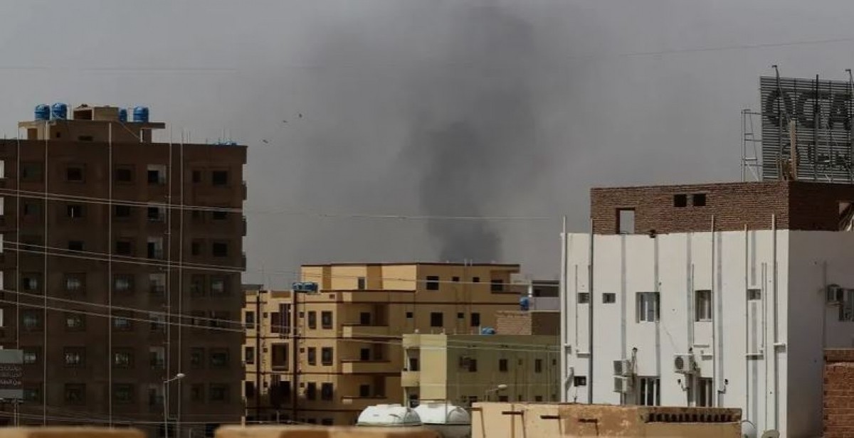 Khói bốc lên trên các tòa nhà ở Khartoum ngày 15/4/2023. (Nguồn: AFP)