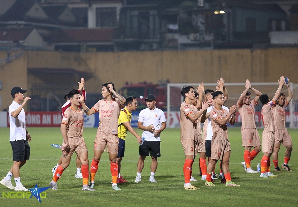  Các cầu thủ CLB Công an Hà Nội (CAHN) ăn mừng cùng CĐV.