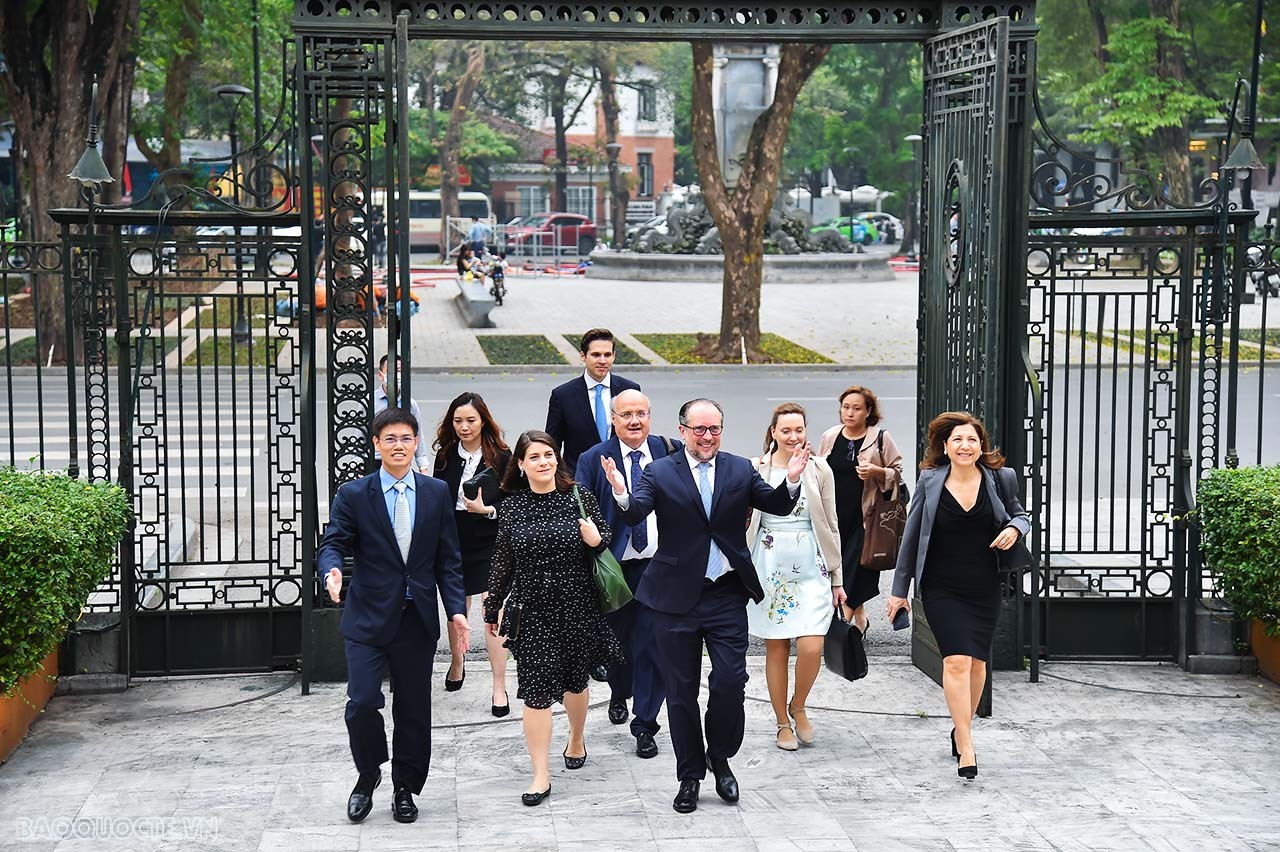 Đây là lần đầu tiên một Bộ trưởng Ngoại giao Áo thăm Việt Nam sau hơn 50 năm (1/12/1972-1/12/2022) hai nước thiết lập quan hệ ngoại giao. Đây là lần đầu tiên một Bộ trưởng Ngoại giao Áo thăm Việt Nam sau hơn 50 năm (1/12/1972-1/12/2022) hai nước thiết lập quan hệ ngoại giao.