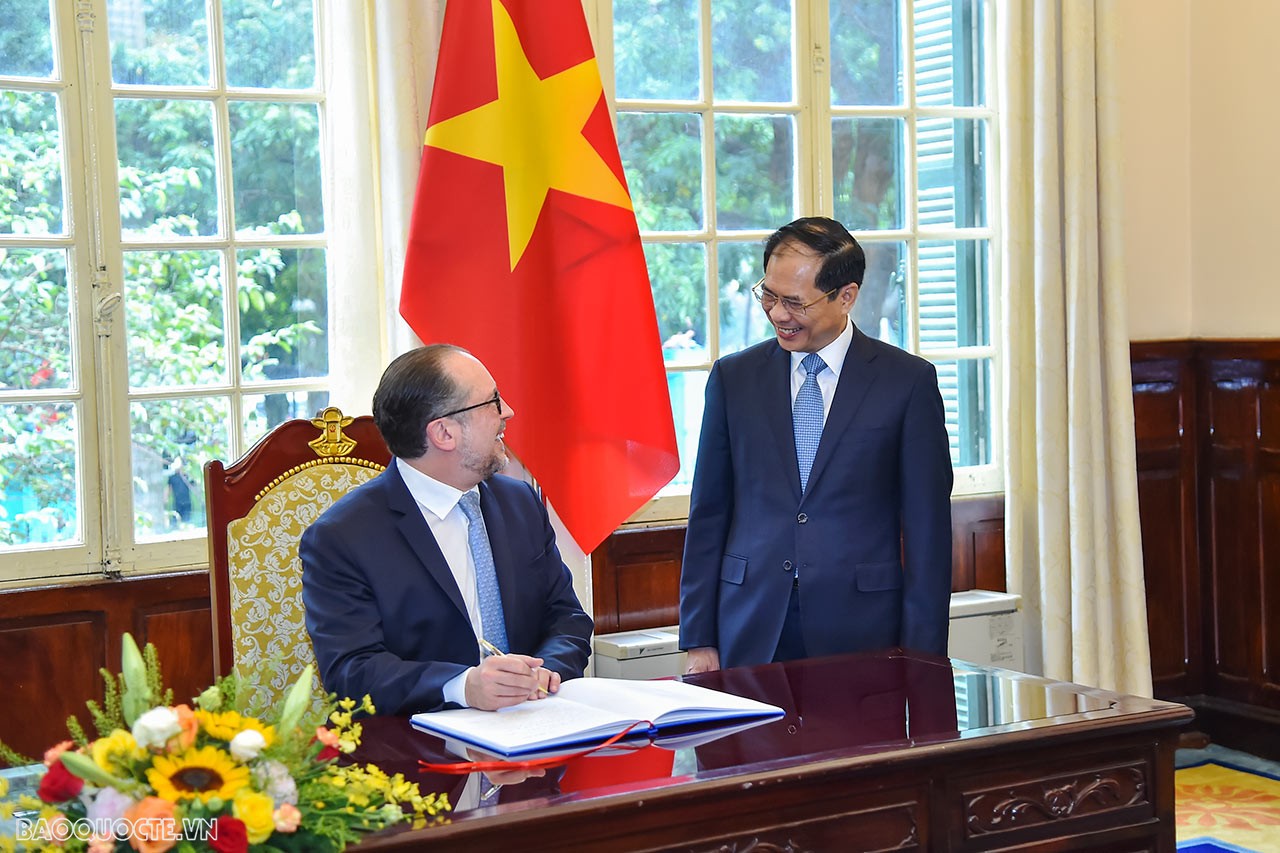 Foreign Minister Bui Thanh Son welcomed Austrian Foreign Minister Alexander Schallenberg Foreign Minister Bui Thanh Son welcomed Austrian Foreign Minister Alexander Schallenberg