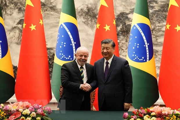 Chủ tịch Trung Quốc Tập Cận Bình (phải) và Tổng thống Brazil Luiz Inacio Lula da Silva (trái) tại cuộc gặp ở Bắc Kinh, Trung Quốc, ngày 14/4/2023. (Ảnh: AFP/TTXVN)