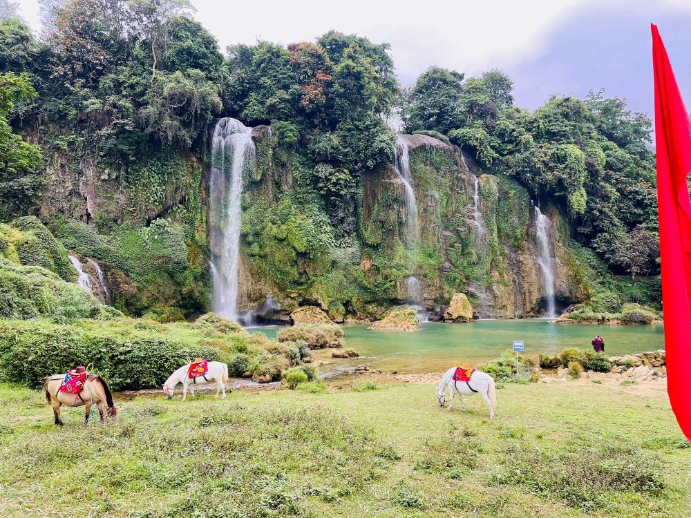 Khi đến thác Bản Giốc, du khách không chỉ được chiêm ngưỡng vẻ đẹp hùng vĩ của thác nước mà còn tận hưởng không khí trong lành, gần gũi thiên nhiên, khám phá nét văn hóa độc đáo tcủa đồng bào dân tộc bản địa và trải nghiệm những món ngon hấp dẫn của người