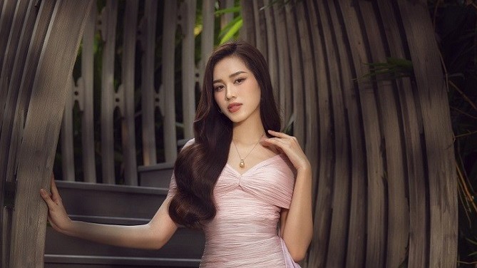 Hoa hậu Đỗ Thị Hà khoe eo thon và thần thái cuốn hút với trang phục Hè tinh tế, thanh lịch