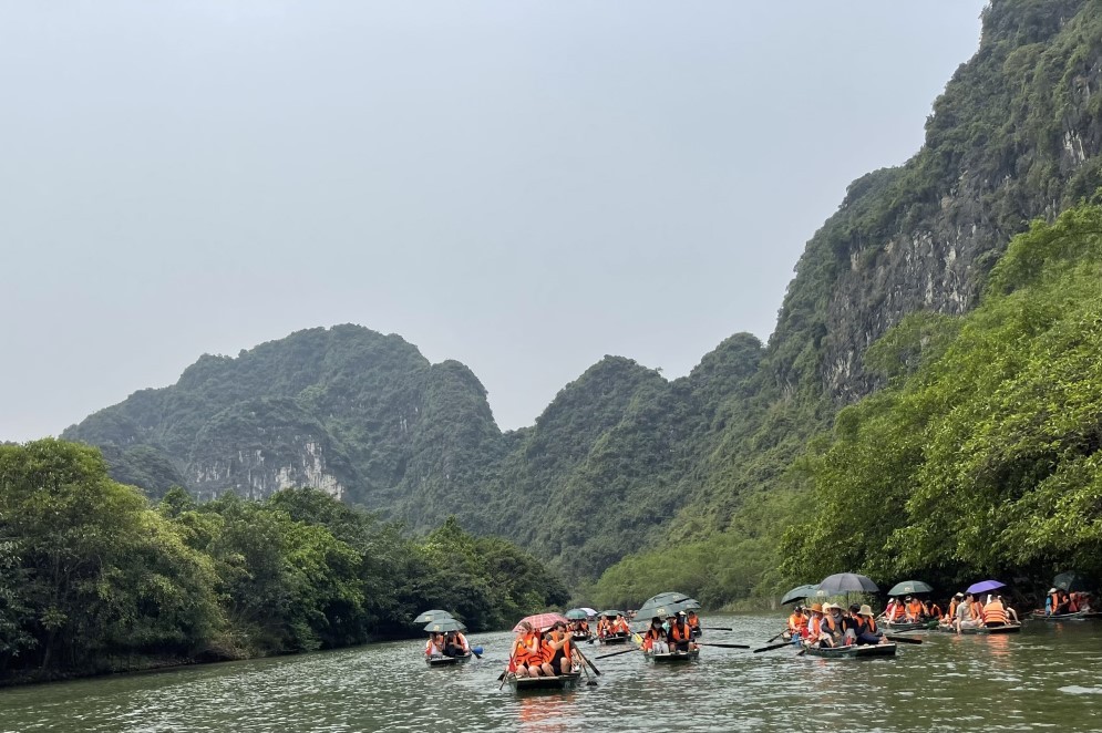 French delegation enjoys tour to Trang An beauty spot