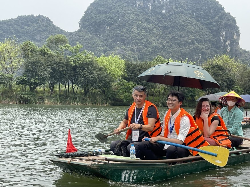 French delegation enjoys tour to Trang An beauty spot