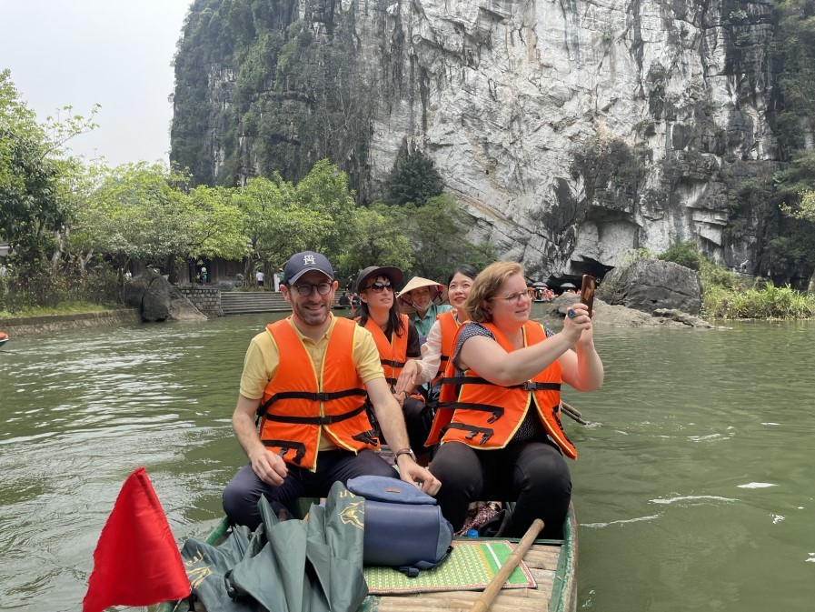 French delegation enjoys tour to Trang An beauty spot