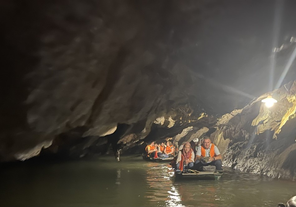 French delegation enjoys tour to Trang An beauty spot