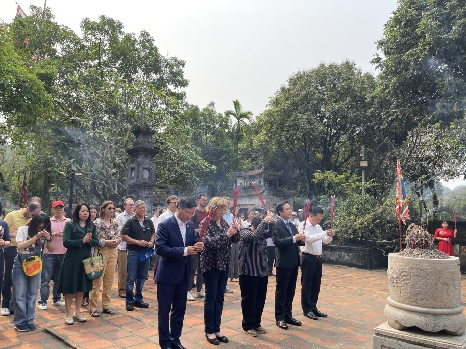 French delegation enjoys tour to Trang An beauty spot