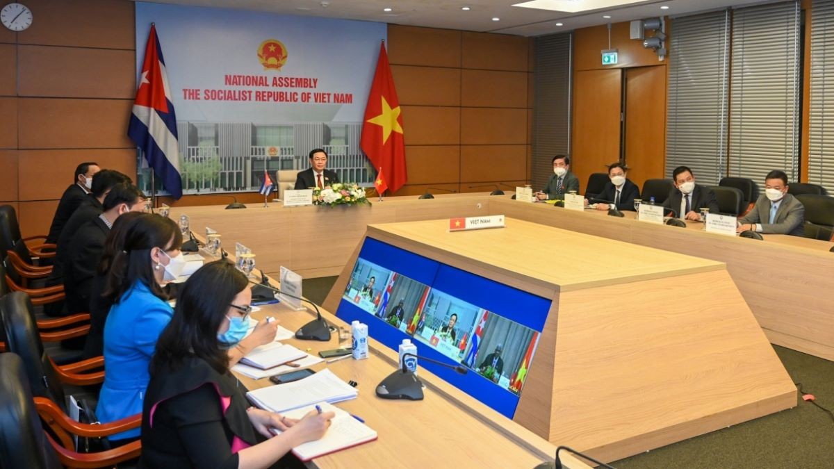 NA Chairman Vuong Dinh Hue holds talks with his Cuban counterpart Esteban Lazo Hernandez.