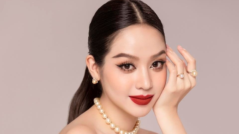 Hoa hậu Huỳnh Thị Thanh Thủy 'hút mắt' với đầm dạ hội xẻ cao