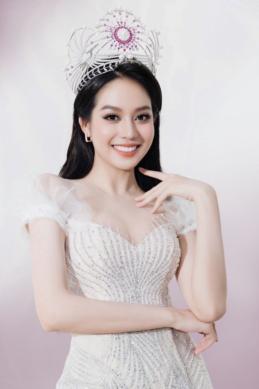 Hoa hậu Huỳnh Thị Thanh Thủy quyền lực, quyến rũ với đầm dạ hội
