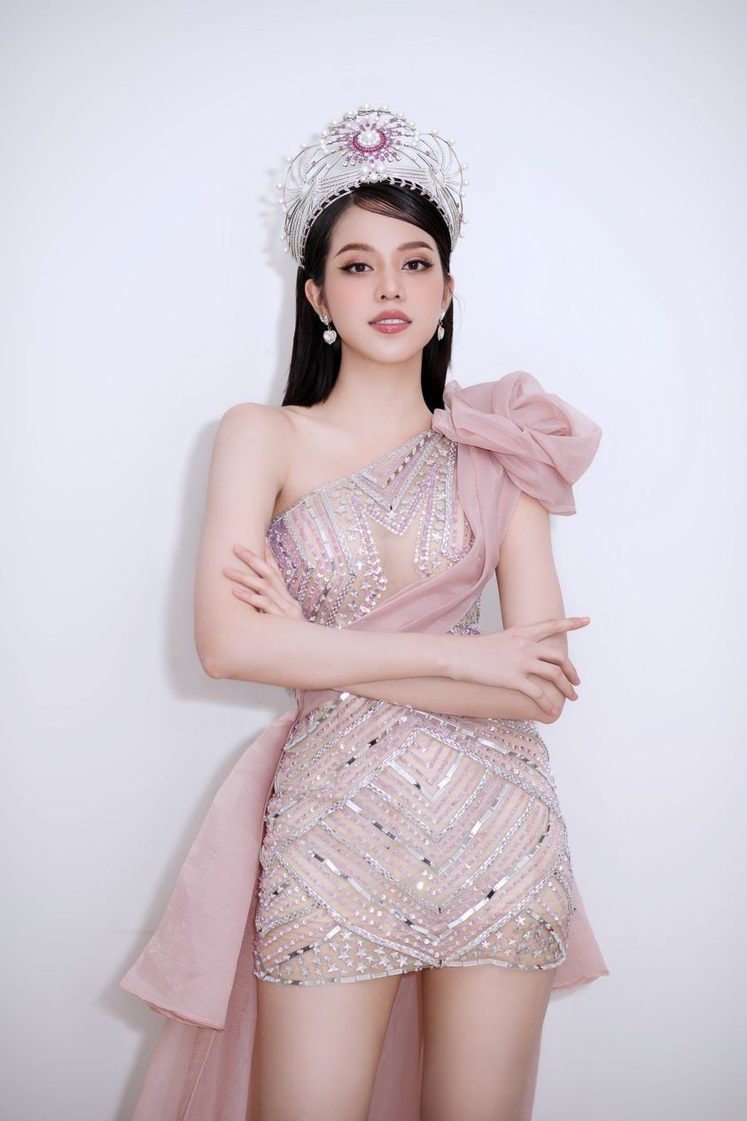 Hoa hậu Huỳnh Thị Thanh Thủy quyền lực, quyến rũ với đầm dạ hội