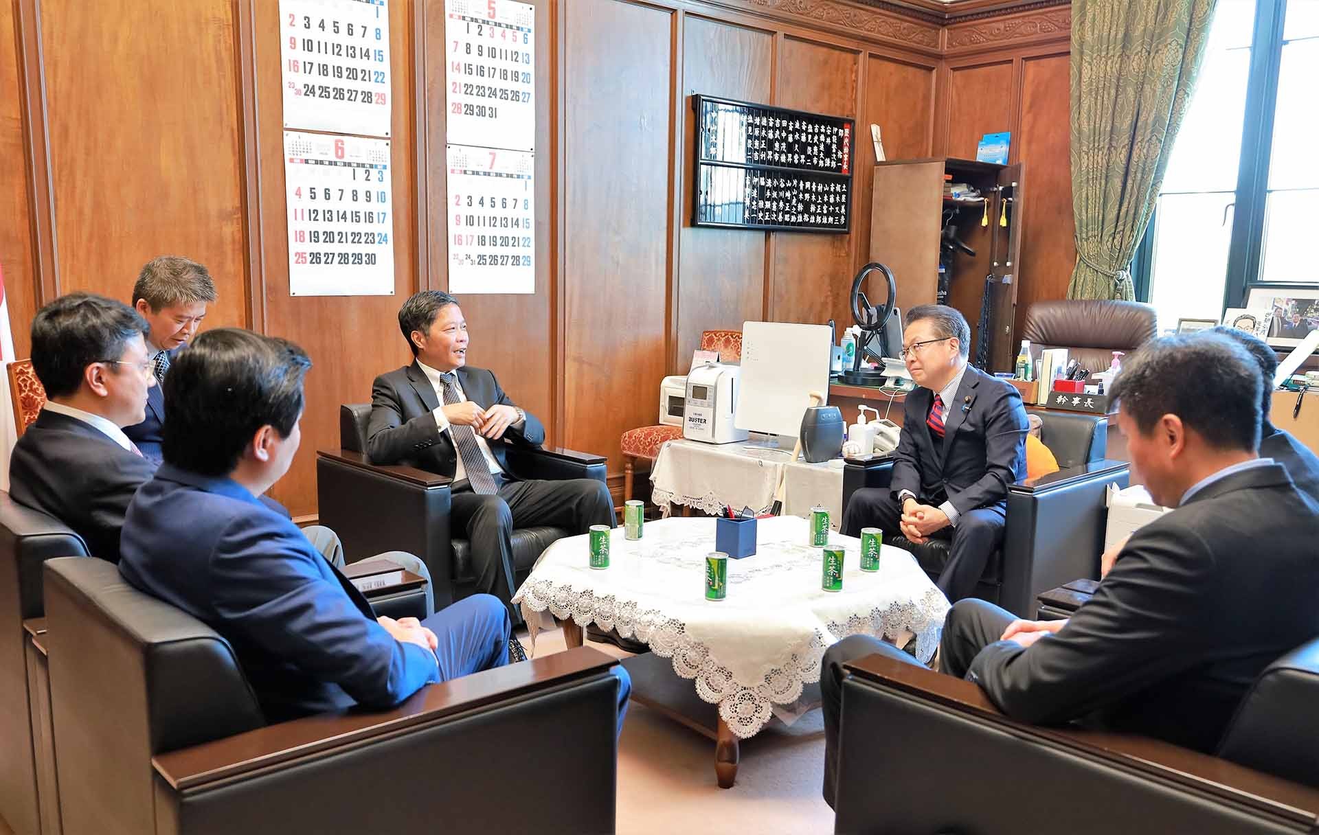 Quang cảnh buổi làm việc giữa Trưởng Ban Kinh tế Trung ương Trần Tuấn Anh và Tổng thư ký Nhóm nghị sỹ LDP tại Thượng viện. (Nguồn: TTXVN)