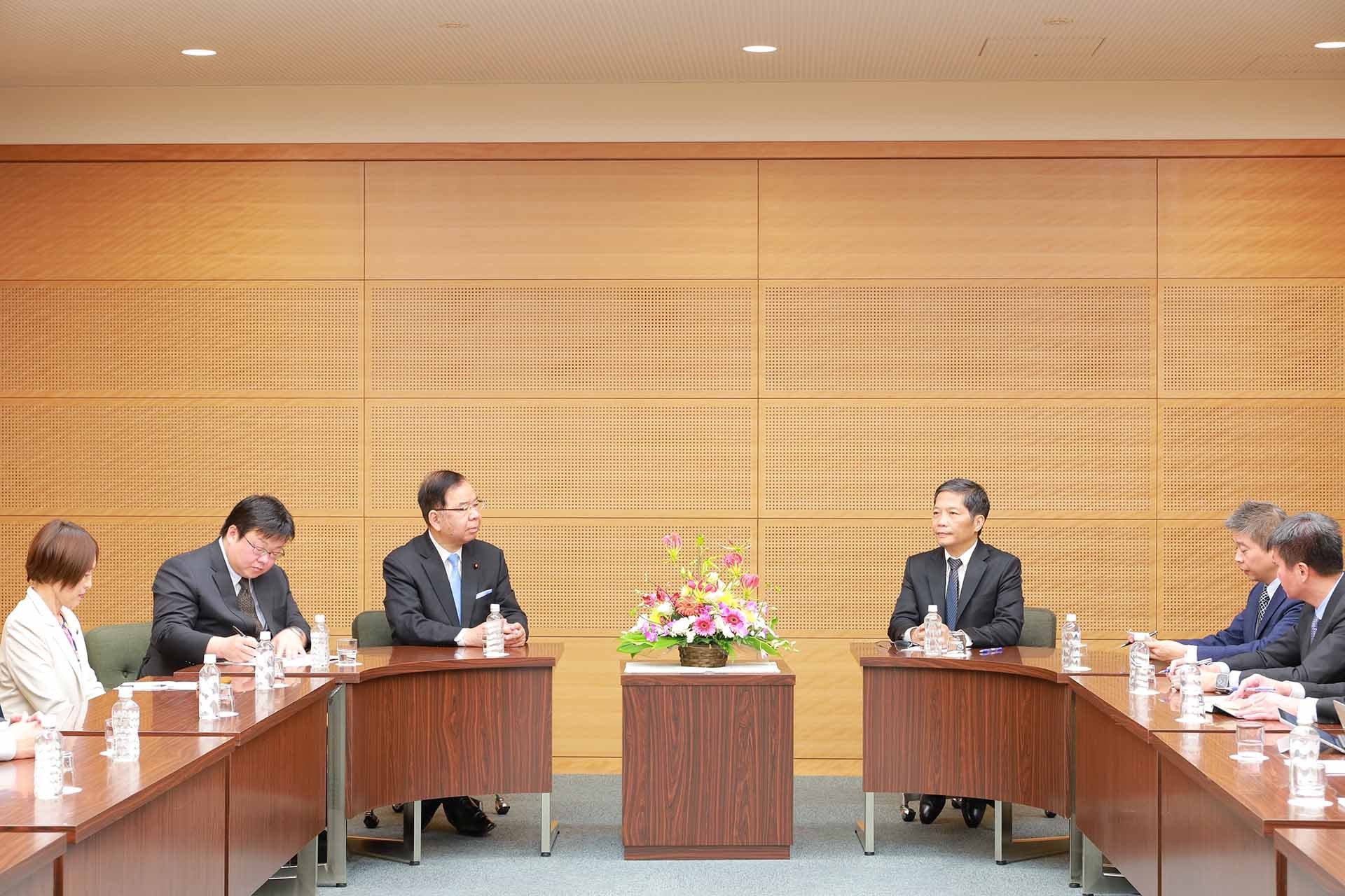 Quang cảnh buổi làm việc giữa Trưởng Ban Kinh tế Trung ương Trần Tuấn Anh với Chủ tịch Đảng Cộng sản Kazuo Shii. (Nguồn: TTXVN)