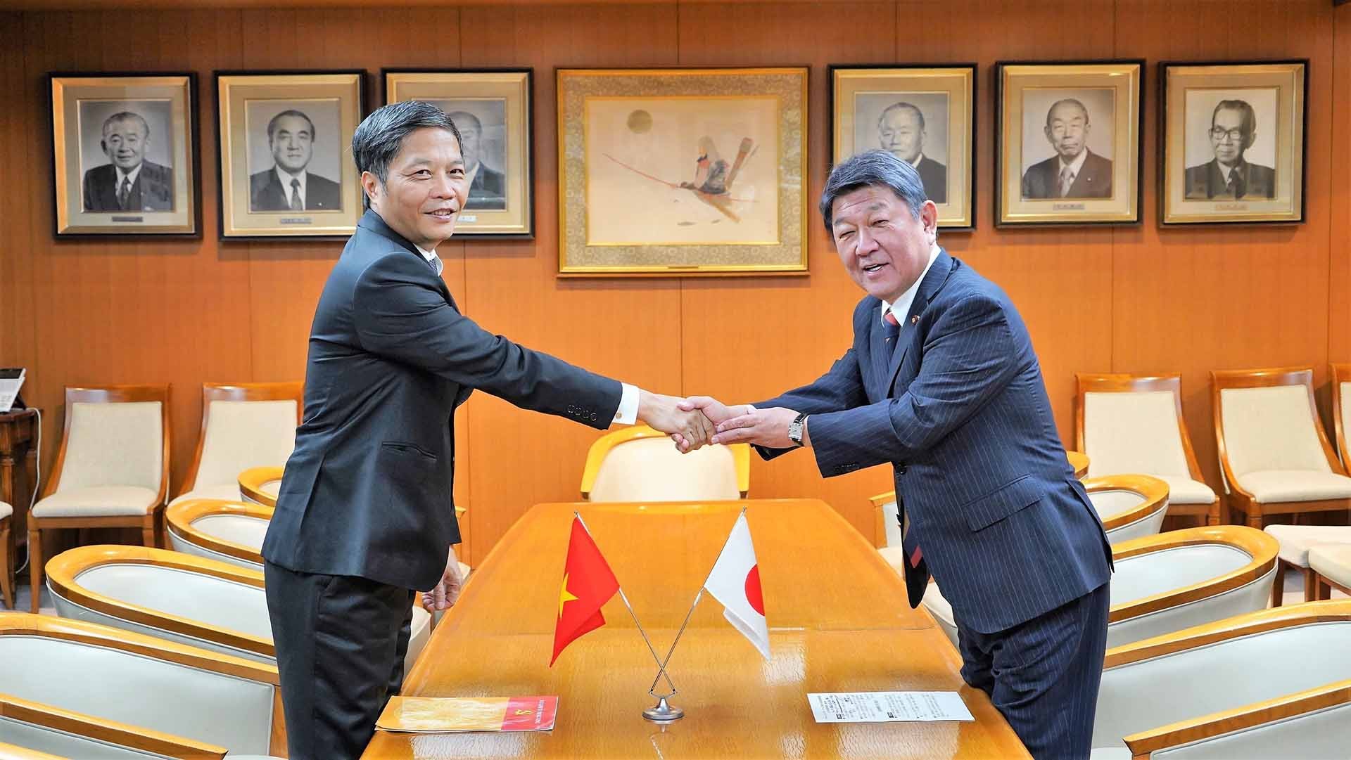Trưởng Ban Kinh tế Trung ương Trần Tuấn Anh và Tổng thư ký LDP Motegi Toshimitsu. (Nguồn: TTXVN)