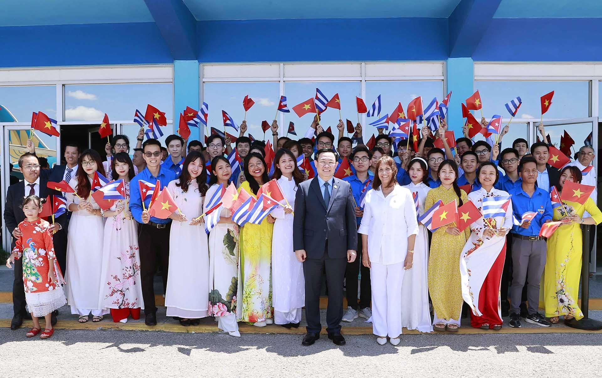 Chủ tịch Quốc hội Vương Đình Huệ với sinh viên và cộng đồng người Việt Nam tại Cuba. (Nguồn: TTXVN)