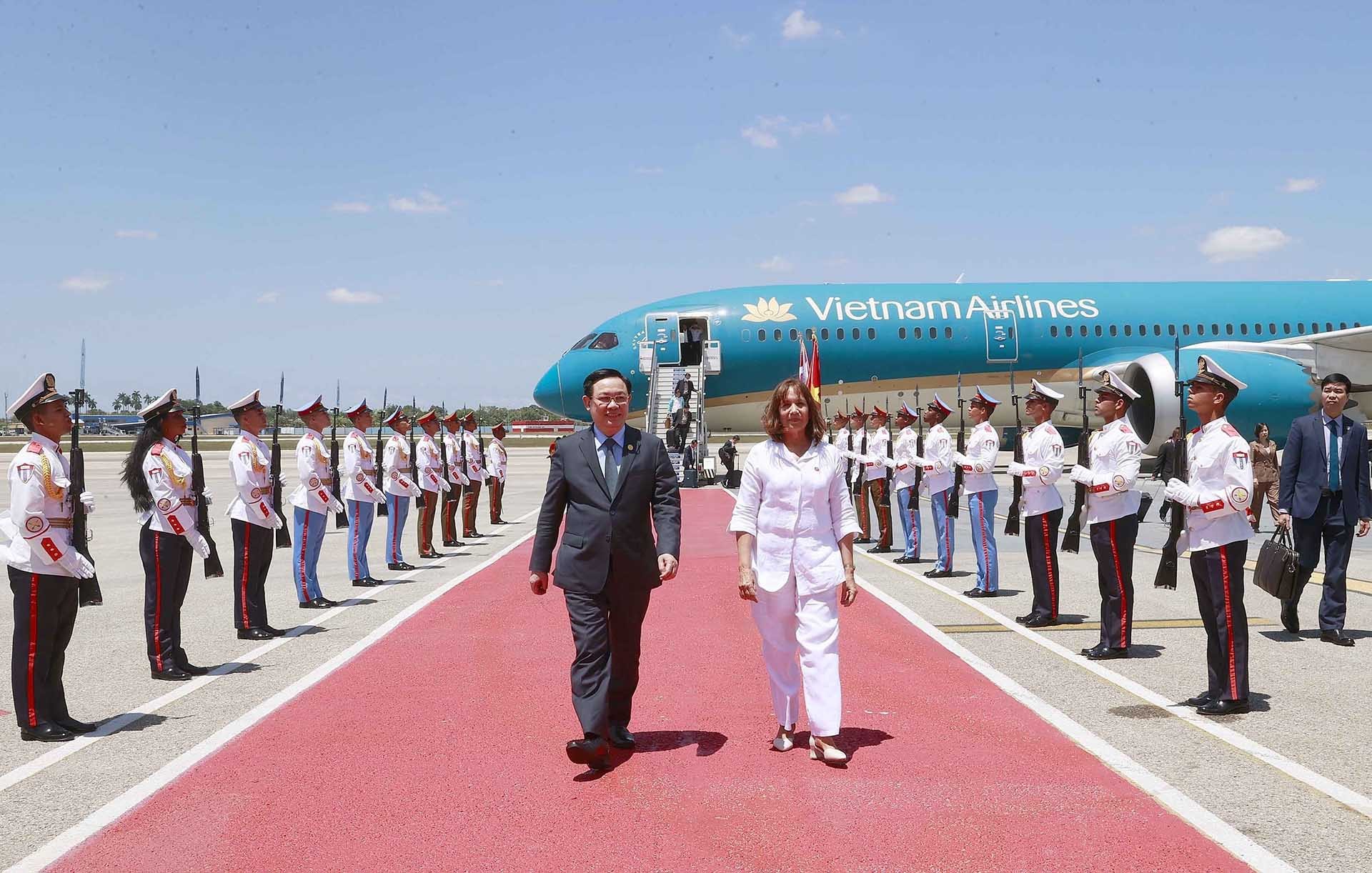 Lễ đón Chủ tịch Quốc hội Vương Đình Huệ tại Sân bay José Martí. (Nguồn: TTXVN)