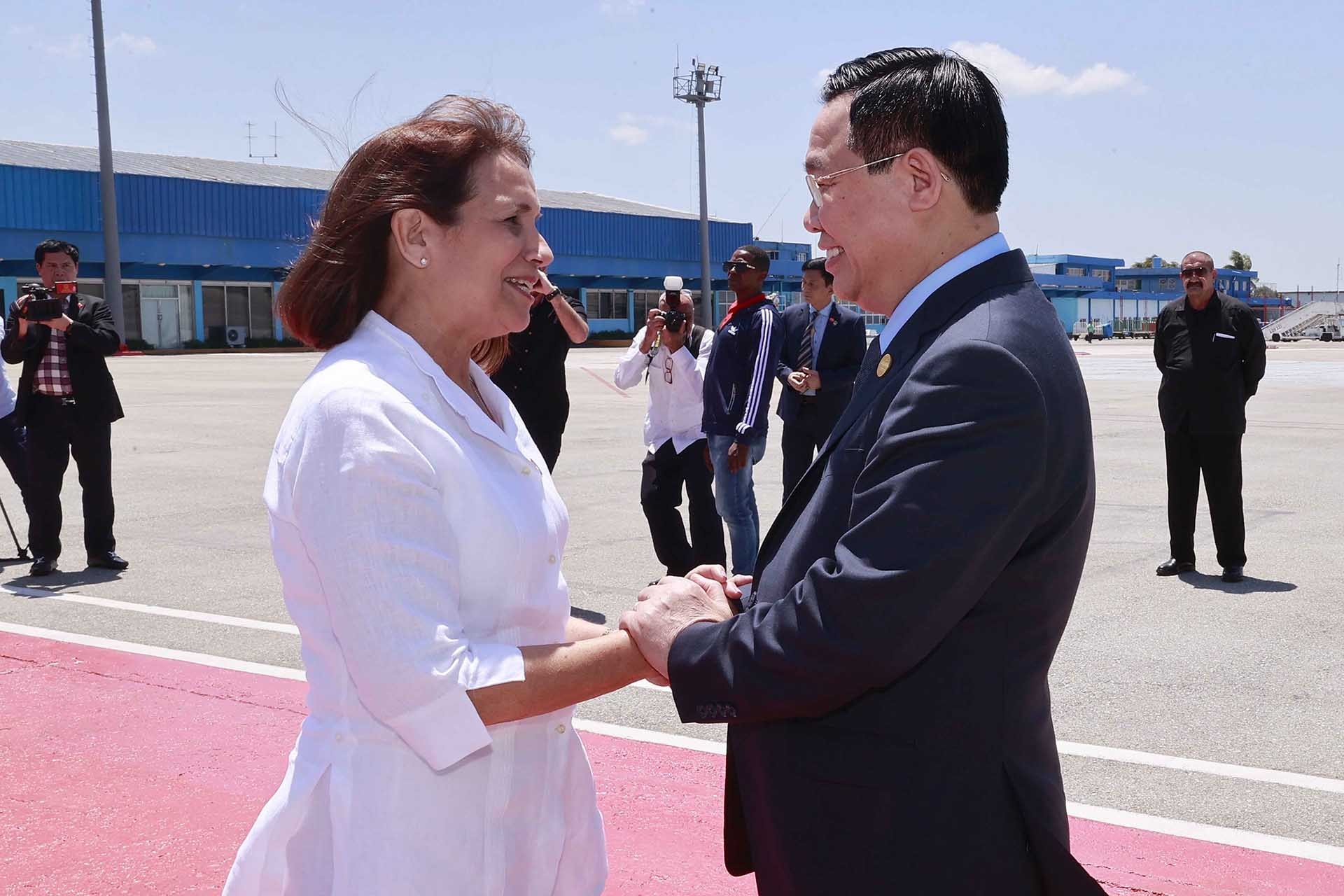 Phó Chủ tịch Quốc hội Cuba Ana Maria Mari Machado đón Chủ tịch Quốc hội Vương Đình Huệ tại Sân bay José Martí. (Nguồn: TTXVN)