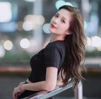 Sao Việt: Hoa hậu Mai Phương ăn quán vỉa hè, Minh Hằng diện đồ thanh lịch, nền nã