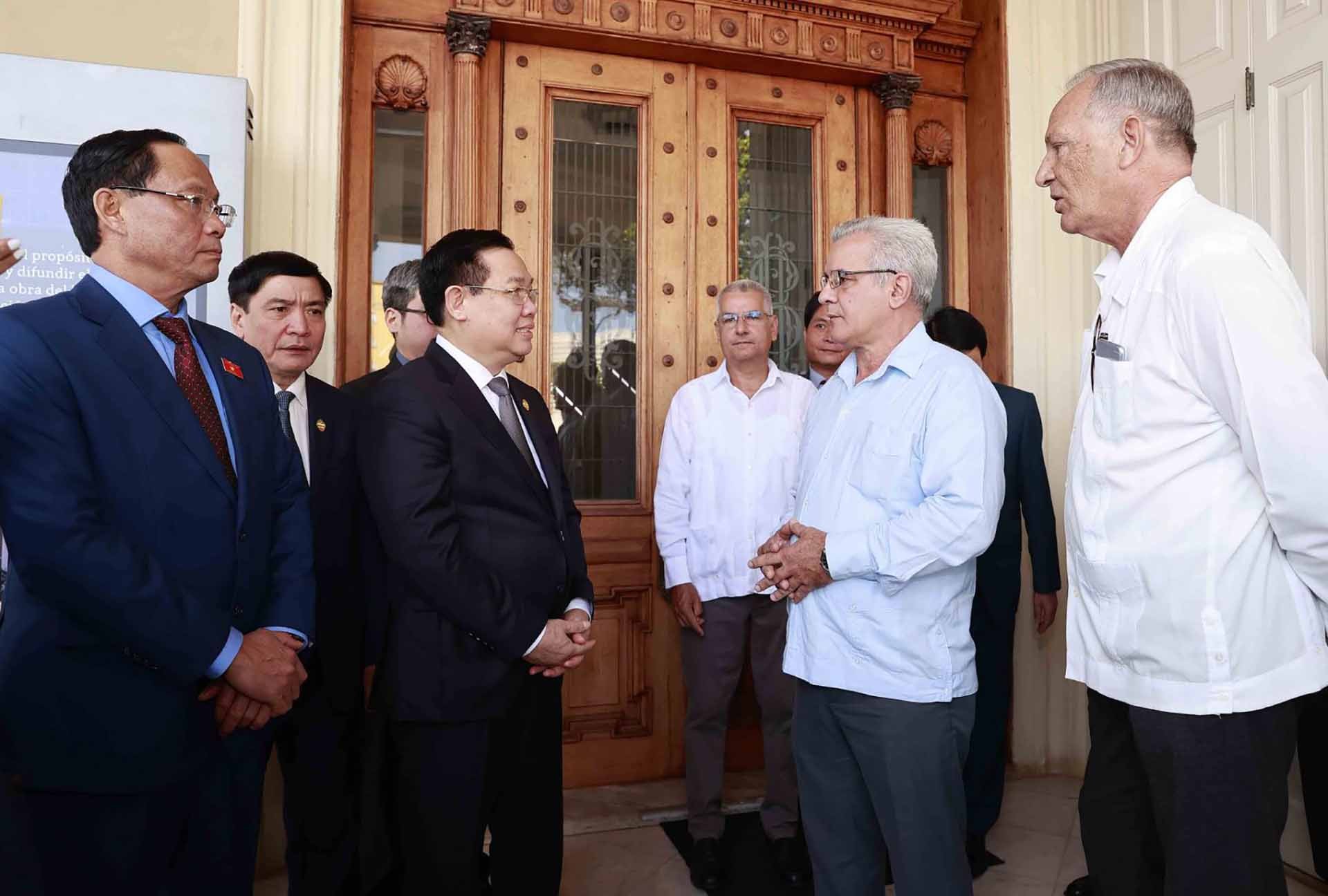 Chủ tịch Quốc hội Vương Đình Huệ và Giám đốc Trung tâm Fidel Castro René González Barrios cùng các đại biểu. (Nguồn: TTXVN)
