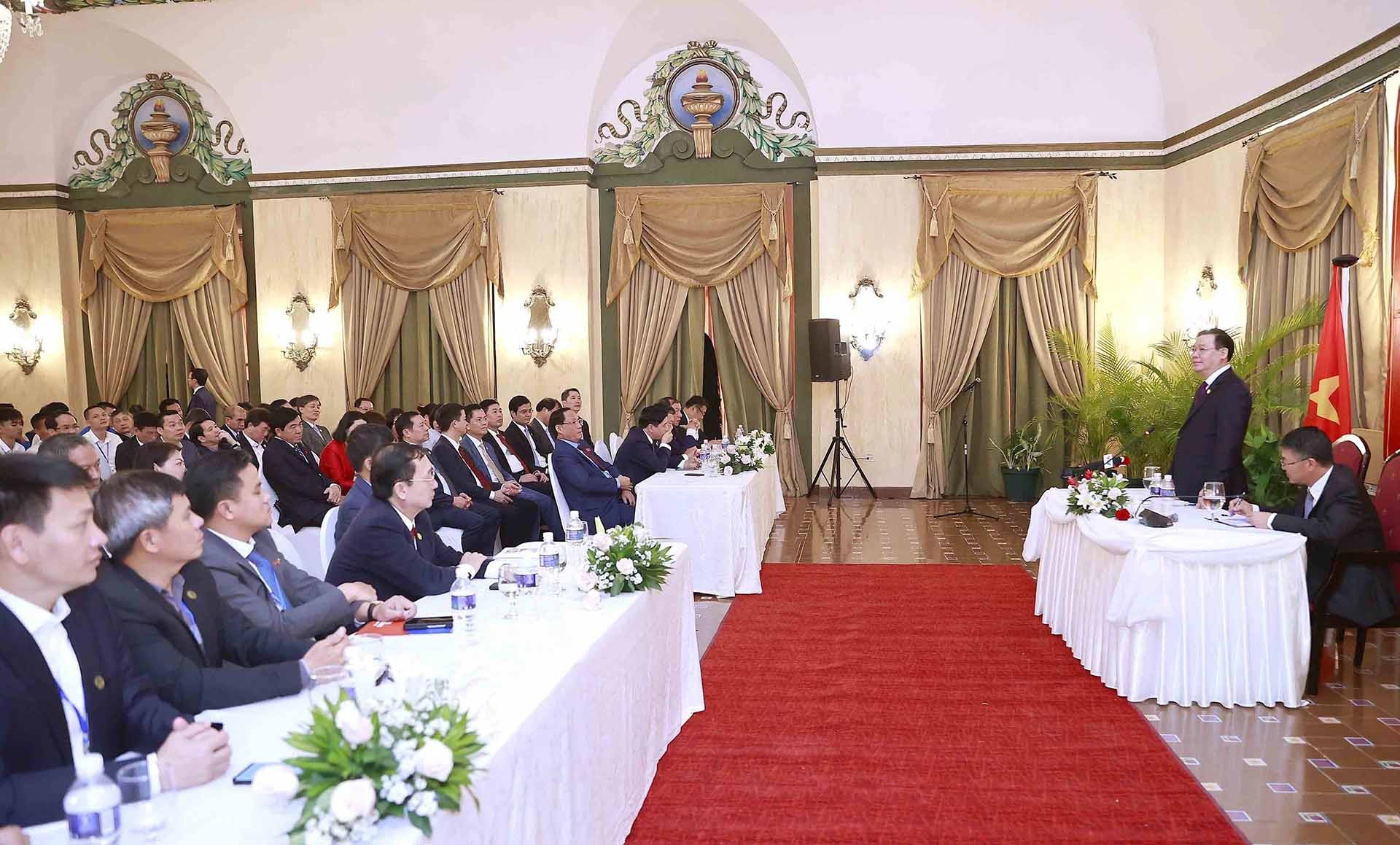 Chủ tịch Quốc hội gặp gỡ cán bộ, nhân viên Đại sứ quán và cộng đồng người Việt Nam tại Cuba