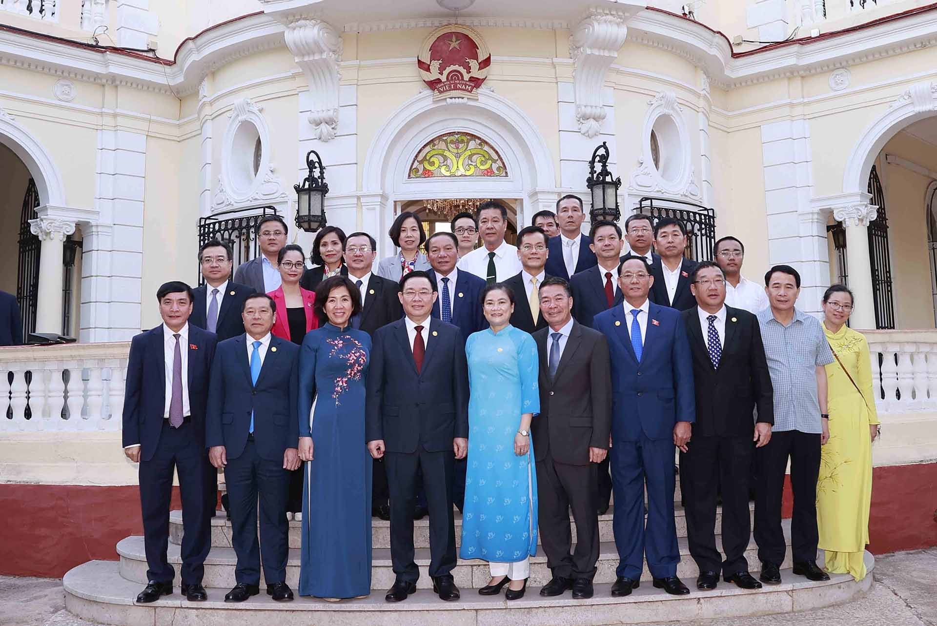 Chủ tịch Quốc hội gặp gỡ cán bộ, nhân viên Đại sứ quán và cộng đồng người Việt Nam tại Cuba