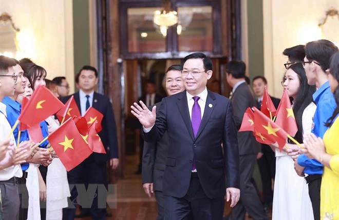 NA Chairman Vuong Dinh Hue meets Vietnamese community in Cuba